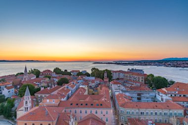 Zadar üzerine gün batımı, Hırvatistan 'ın Saint Anastasia katedrali Çan Kulesi' nden izlendi