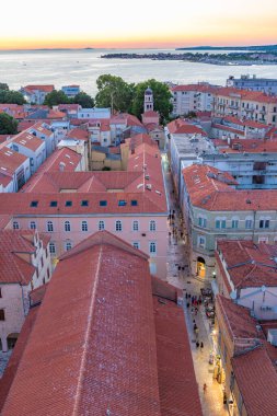 Zadar üzerine gün batımı, Hırvatistan 'ın Saint Anastasia katedrali Çan Kulesi' nden izlendi