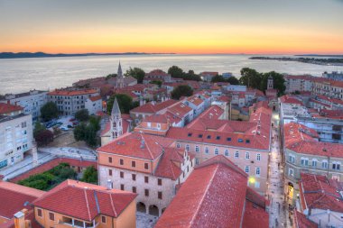 Zadar üzerine gün batımı, Hırvatistan 'ın Saint Anastasia katedrali Çan Kulesi' nden izlendi