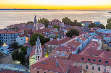Zadar üzerine gün batımı, Hırvatistan 'ın Saint Anastasia katedrali Çan Kulesi' nden izlendi