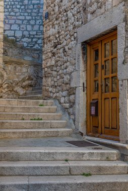 Hırvatistan 'ın eski Sibenik kentinde eski dar bir sokak