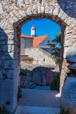 Hırvatistan 'ın Sibenik kentinde dar bir sokaktan kilise kulesi görülüyor