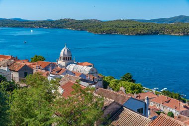 Hırvatistan 'ın Sibenik kentindeki Krka nehrinin kıyısındaki Saint James katedralinin hava manzarası