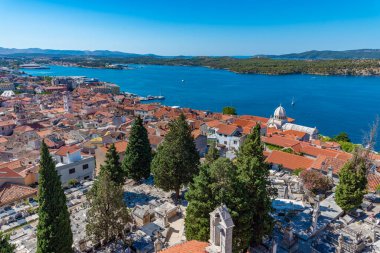 Hırvatistan 'ın Sibenik kentindeki Krka nehrinin kıyısındaki Saint James katedralinin hava manzarası