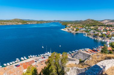 Hırvatistan 'ın Sibenik kentini geçen Krka nehrinin hava manzarası