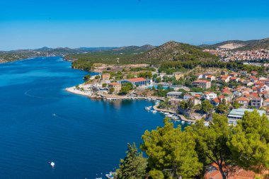 Hırvatistan 'ın Sibenik kentini geçen Krka nehrinin hava manzarası