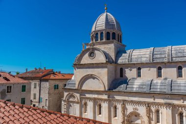 Hırvatistan 'ın Sibenik kentindeki Krka nehrinin kıyısındaki Saint James katedralinin hava manzarası