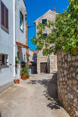 Hırvatistan 'ın eski Sibenik kentinde eski dar bir sokak