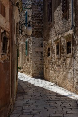 Hırvatistan 'ın eski Sibenik kentinde eski dar bir sokak