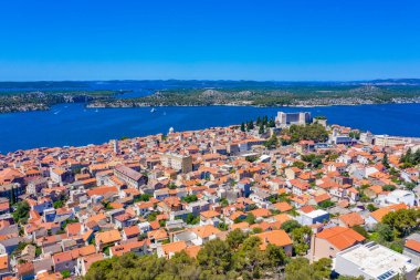 Aziz Michael 'ın kalesi ve Sveti Ante kanallı Hırvat kenti Sibenik' in hava manzarası