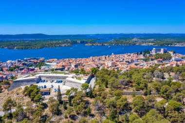 Aziz Michael 'ın kalesi, Barone Kalesi ve Sveti Ante kanallı Hırvat kenti Sibenik' in hava manzarası