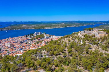 Aziz Michael 'ın kalesi Saint John' s Fortress ve Sveti Ante kanallı Hırvat kenti Sibenik 'in hava manzarası