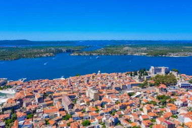 Aziz Michael 'ın kalesi ve Sveti Ante kanallı Hırvat kenti Sibenik' in hava manzarası
