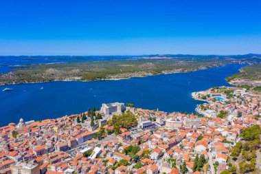 Aziz Michael 'ın kalesi ve Sveti Ante kanallı Hırvat kenti Sibenik' in hava manzarası