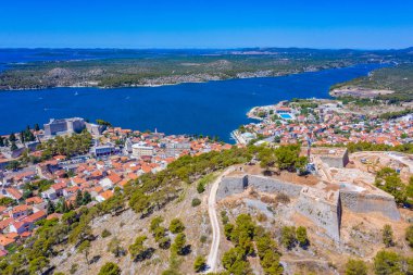 Aziz Michael 'ın kalesi Saint John' s Fortress ve Sveti Ante kanallı Hırvat kenti Sibenik 'in hava manzarası