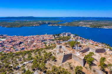 Aziz Michael 'ın kalesi Saint John' s Fortress ve Sveti Ante kanallı Hırvat kenti Sibenik 'in hava manzarası