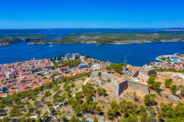 Aziz Michael 'ın kalesi Saint John' s Fortress ve Sveti Ante kanallı Hırvat kenti Sibenik 'in hava manzarası