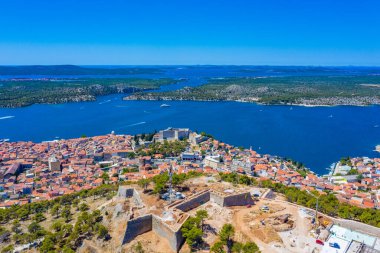 Aziz Michael 'ın kalesi Saint John' s Fortress ve Sveti Ante kanallı Hırvat kenti Sibenik 'in hava manzarası