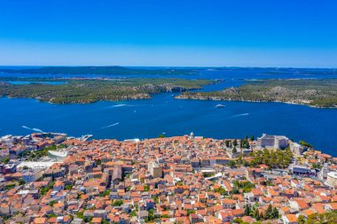 Aziz Michael 'ın kalesi ve Sveti Ante kanallı Hırvat kenti Sibenik' in hava manzarası