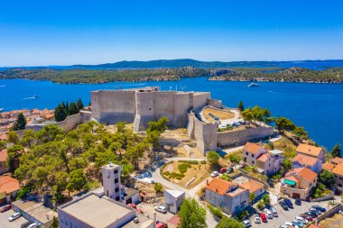 Aziz Michael 'ın kalesi ve Sveti Ante kanallı Hırvat kenti Sibenik' in hava manzarası
