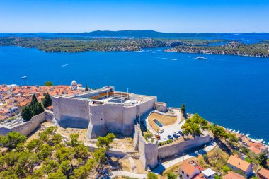 Aziz Michael 'ın kalesi ve Sveti Ante kanallı Hırvat kenti Sibenik' in hava manzarası