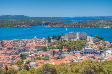 Aziz Michael 'ın kalesi ve Sveti Ante kanallı Hırvat kenti Sibenik' in hava manzarası