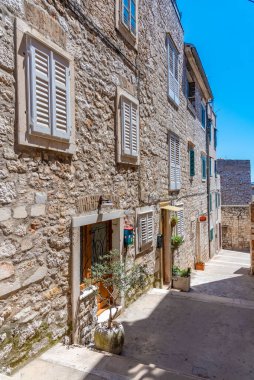 Hırvatistan 'ın eski Sibenik kentinde eski dar bir sokak