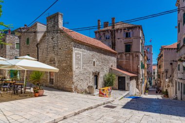Hırvatistan 'ın eski Sibenik kentinde eski dar bir sokak
