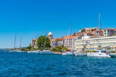 Hırvatistan 'ın Sibenik limanına demirleyen tekneler