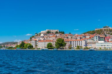 Aziz James katedrali ve Hırvatistan 'ın Aziz Michael ve Aziz John kaleleri ile Sibenik' in silueti