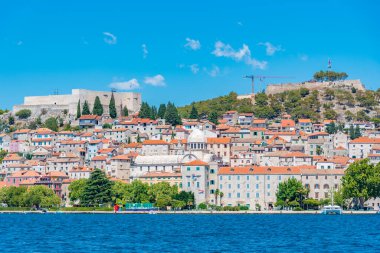 Aziz James katedrali ve Hırvatistan 'ın Aziz Michael ve Aziz John kaleleri ile Sibenik' in silueti