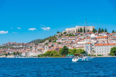 Aziz James katedrali ve Hırvatistan 'ın Aziz Michael kalesi ile Sibenik' in silueti