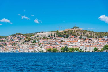 Aziz James katedrali ve Hırvatistan 'ın Aziz Michael ve Aziz John kaleleri ile Sibenik' in silueti