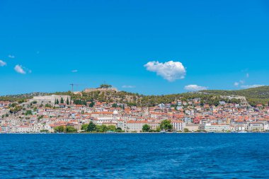 Güneşli bir günde Hırvat kenti Sibenik 'in Panoraması