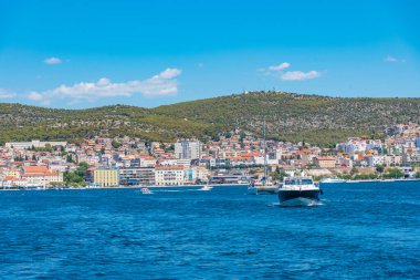 Sibenik 'i Adriyatik denizi ve Hırvatistan' a bağlayan Sveti Ante kanalındaki tekne