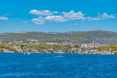 Sibenik 'i Adriyatik denizi ve Hırvatistan' a bağlayan Sveti Ante kanalındaki tekne
