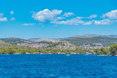 Sibenik 'i Adriyatik denizi ve Hırvatistan' a bağlayan Sveti Ante kanalındaki tekne