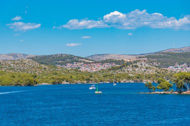 Sibenik 'i Adriyatik denizi ve Hırvatistan' a bağlayan Sveti Ante kanalındaki tekne