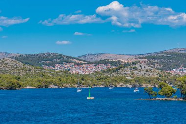 Sibenik 'i Adriyatik denizi ve Hırvatistan' a bağlayan Sveti Ante kanalındaki tekne