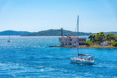 Hırvatistan 'ın Sibenik kentindeki Sveti Ante kanalındaki deniz feneri