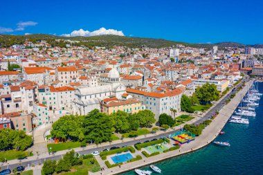 Saint James katedrali ve Hırvatistan 'ın Sibenik limanının havadan görünüşü