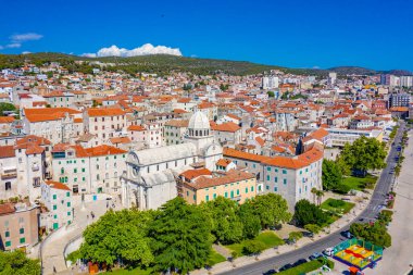 Saint James katedrali ve Hırvatistan 'ın Sibenik limanının havadan görünüşü