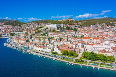 Aziz James katedrali ve Hırvatistan 'ın Aziz Michael ve Aziz John kaleleri ile Sibenik' in silueti