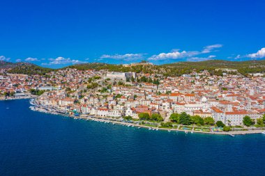 Güneşli bir günde Hırvat kenti Sibenik 'in Panoraması