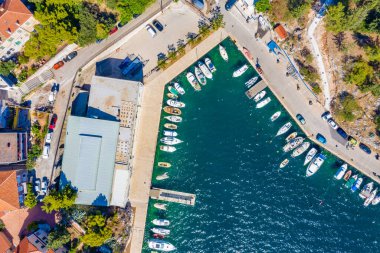 Hırvatistan 'ın Sibenik limanına demirleyen tekneler