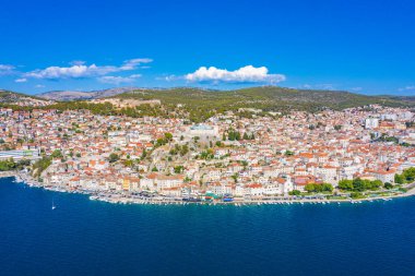 Güneşli bir günde Hırvat kenti Sibenik 'in Panoraması