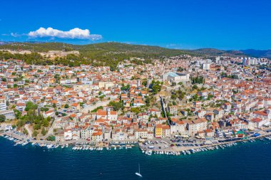 Güneşli bir günde Hırvat kenti Sibenik 'in Panoraması