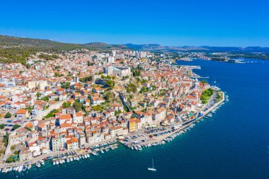 Güneşli bir günde Hırvat kenti Sibenik 'in Panoraması