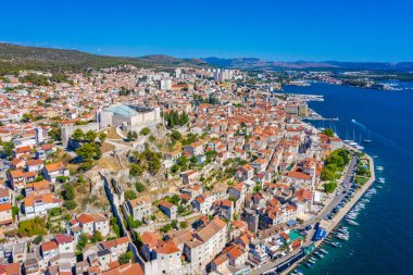 Güneşli bir günde Hırvat kenti Sibenik 'in Panoraması