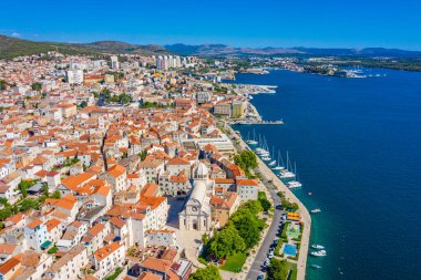 Saint James katedrali ve Hırvatistan 'ın Sibenik limanının havadan görünüşü